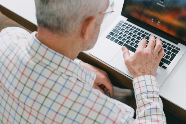 man-learning-online